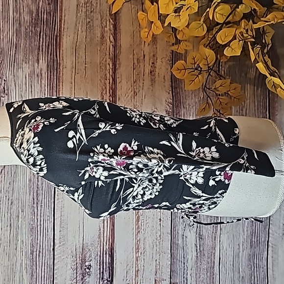 GUESS ERIE BLACK RUCHED V NECK CROP TOP - Picture 3 of 13